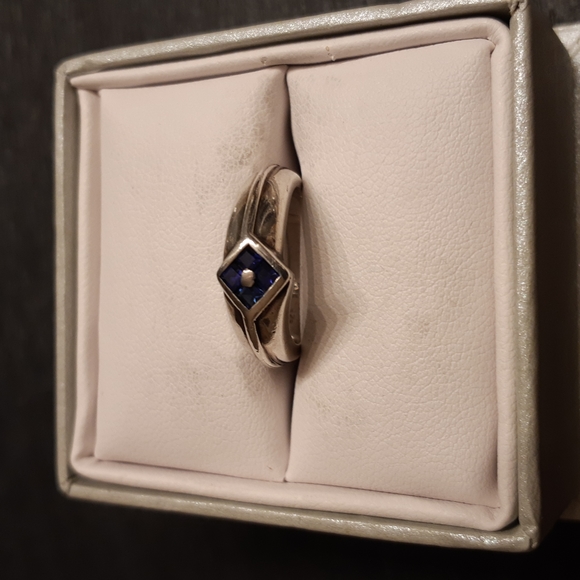 Sterling silver ring with dark blue stone. - Picture 1 of 5